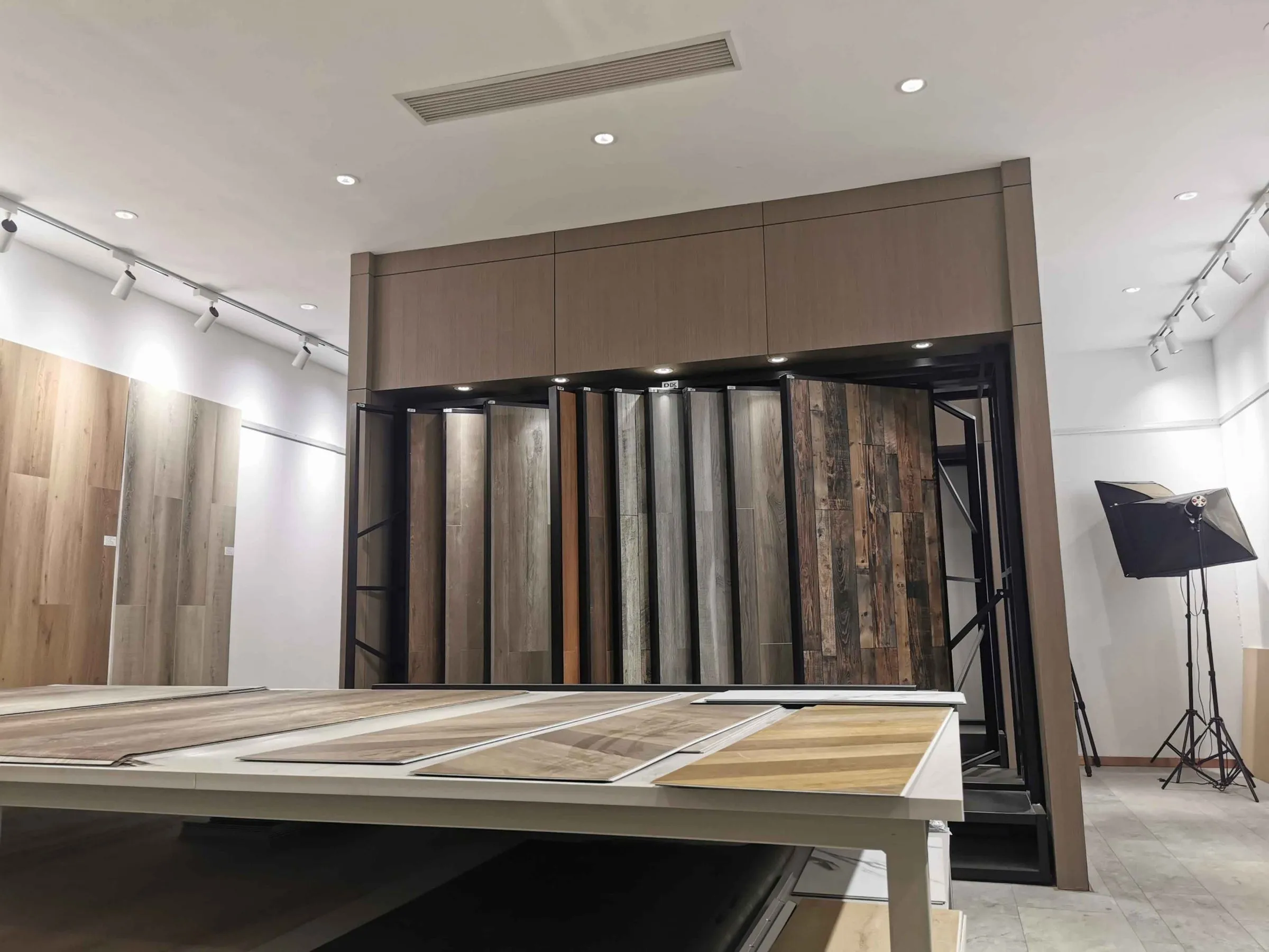 Showroom Iberana, exhibición de pisos 4